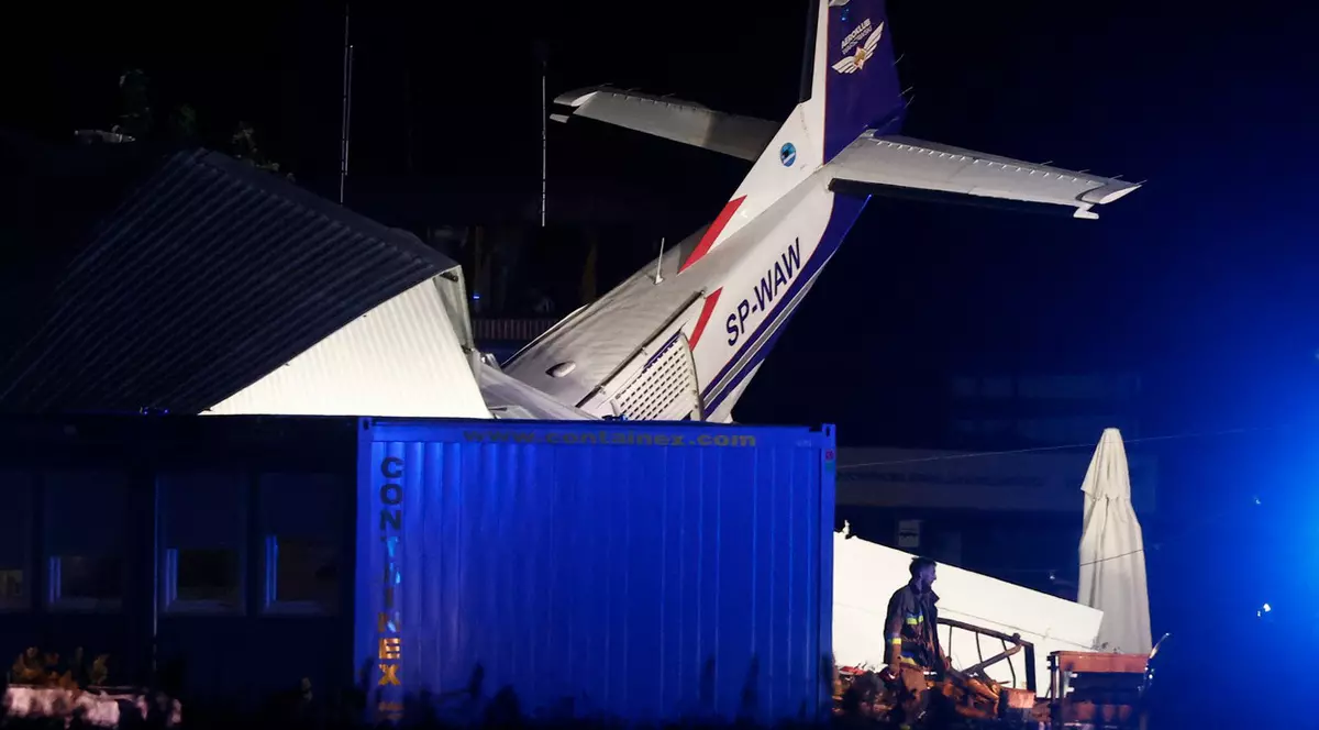 Cinci morți și șapte răniți în avionul doborât de vânt și prăbușit pe un hangar al unui aerodrom din Polonia