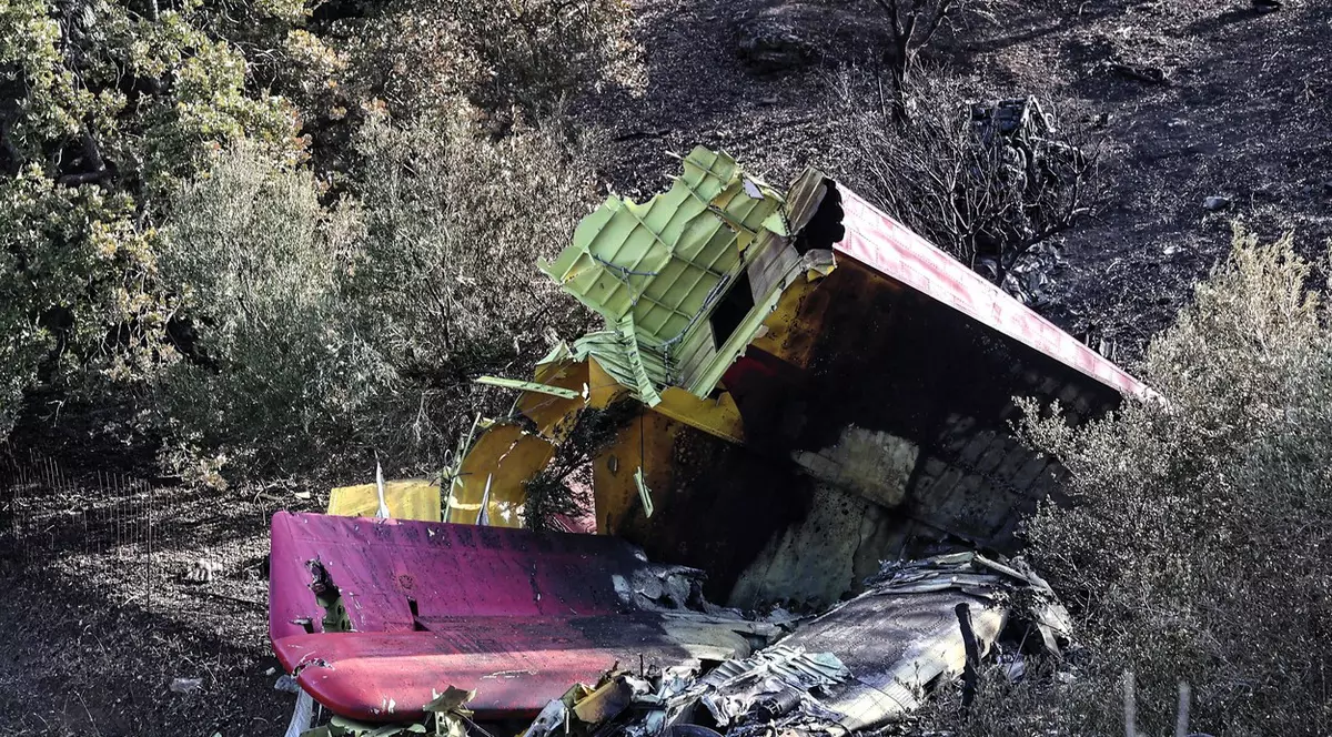 Doi morți, după ce un avion de stingere al incendiilor s-a prăbușit în timpul intervenției, pe insula Evia. Momentul, surprins de camere