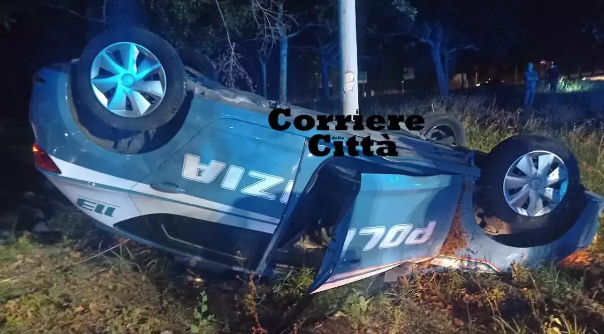 Mașină de poliție răsturnată când urmărea un Saab înmatriculat în România, pe străzile Romei. Un polițist e în stare gravă