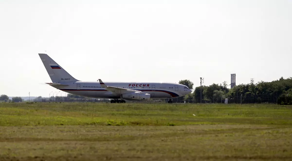 Avionul rusesc Ilyushin IL-96 care a venit să preia diplomații ruși nedoriți de MAE a aterizat pe Aeroportul Henri Coandă, sâmbătă, 1 iulie. Inquam Photos / Octav Ganea
