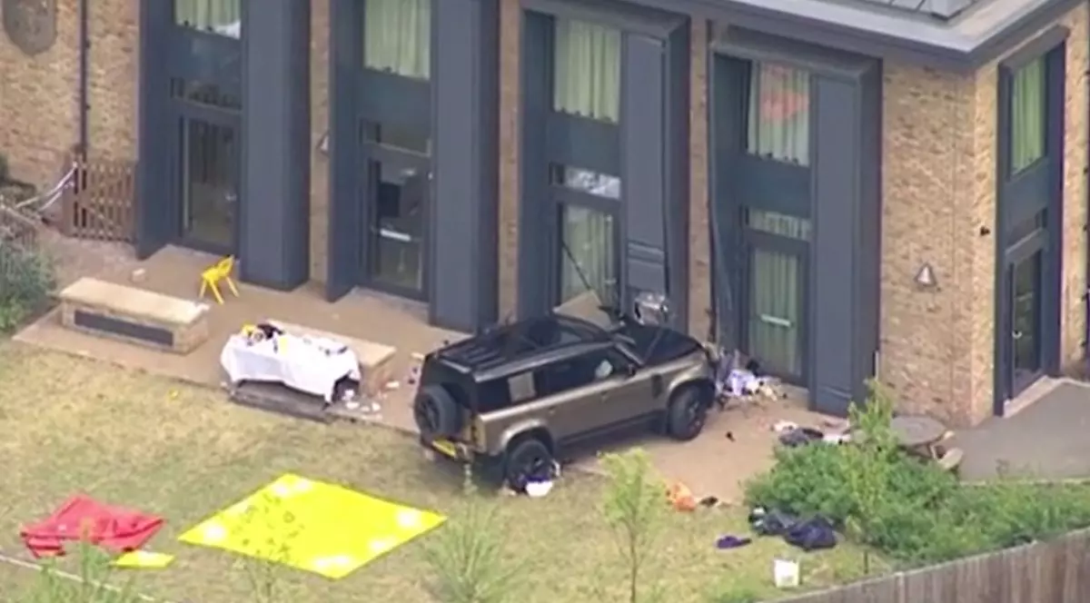 O mașină a intrat în clădirea unei școli primare din Wimbledon. Un copil a murit, iar alte câteva persoane au fost rănite. VIDEO