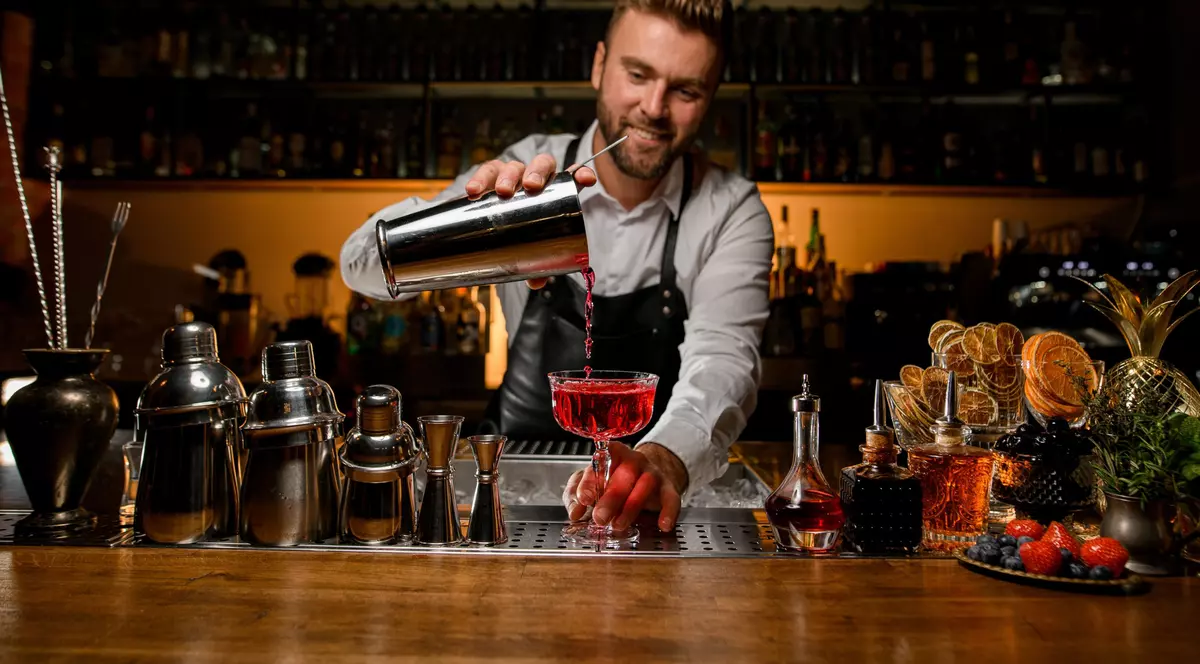 Joburi în domeniul băuturilor. Cât câștigi ca barman sau somelier