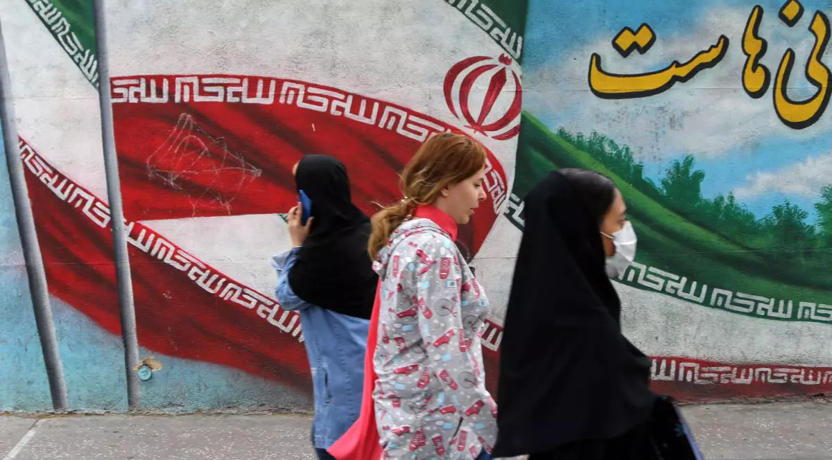 După calmarea protestelor din Iran, polițiștii se întorc pe străzi pentru a impune codul vestimentar conservator atât de contestat