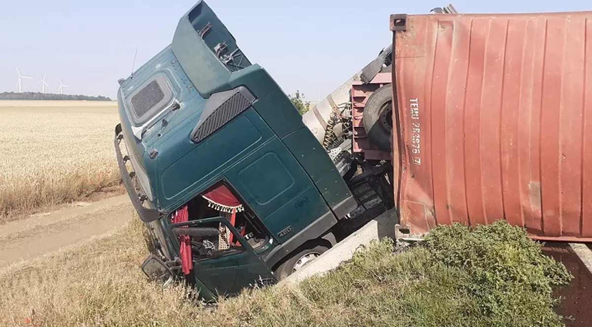 Un TIR încărcat cu ulei alimentar s-a răsturnat pe DN 2A. Traficul se desfășoară pe un fir, alternativ