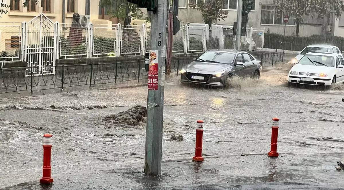 Centrul oraşului Tulcea, inundat după o ploaie torenţială. VIDEO