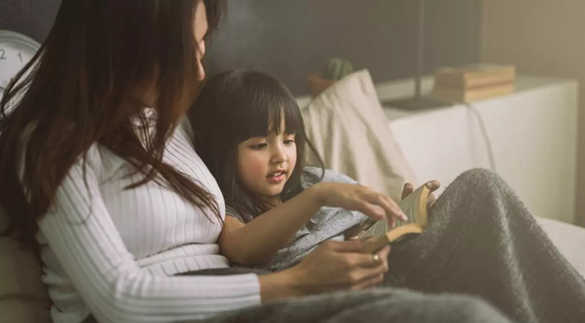 10 activități potrivite pentru copiii care nu pot dormi fără mami sau tati