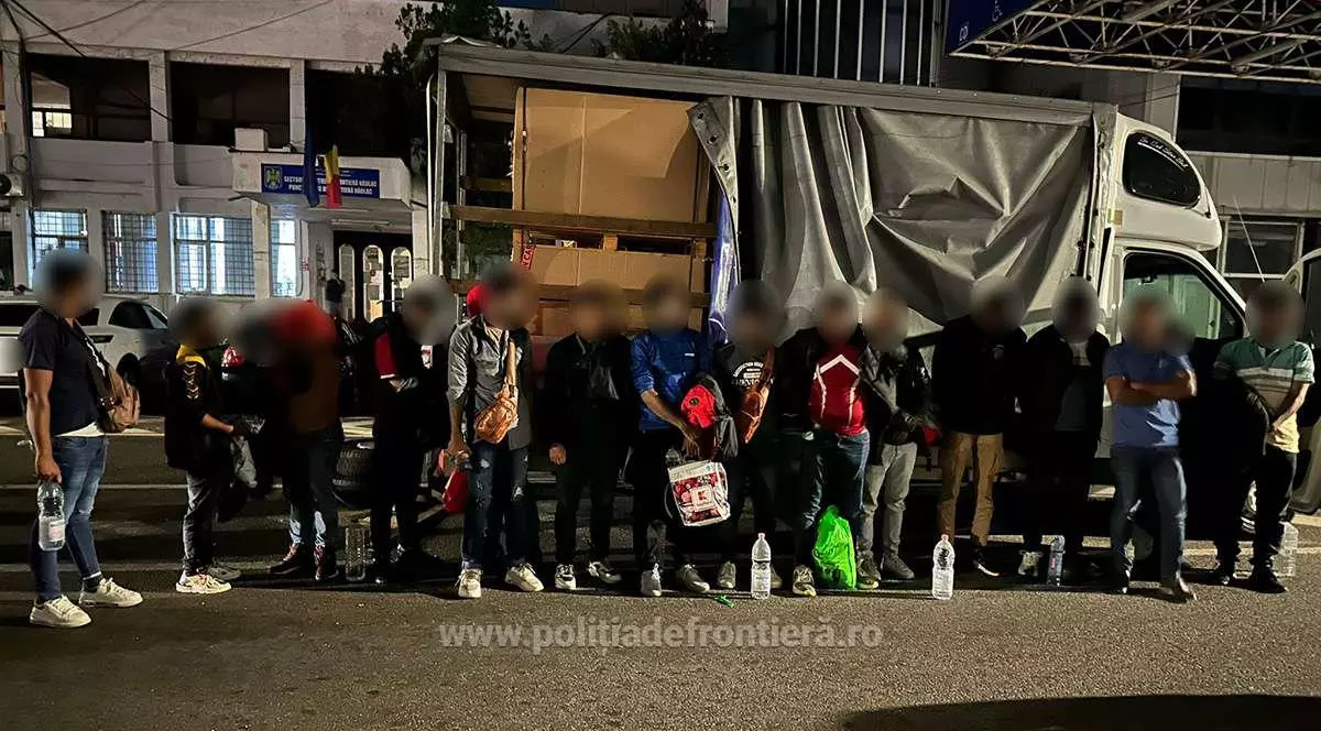 Migranți ascunși în cutii de carton, depistați la vama Nădlac, într-o autoutilitară condusă de un român