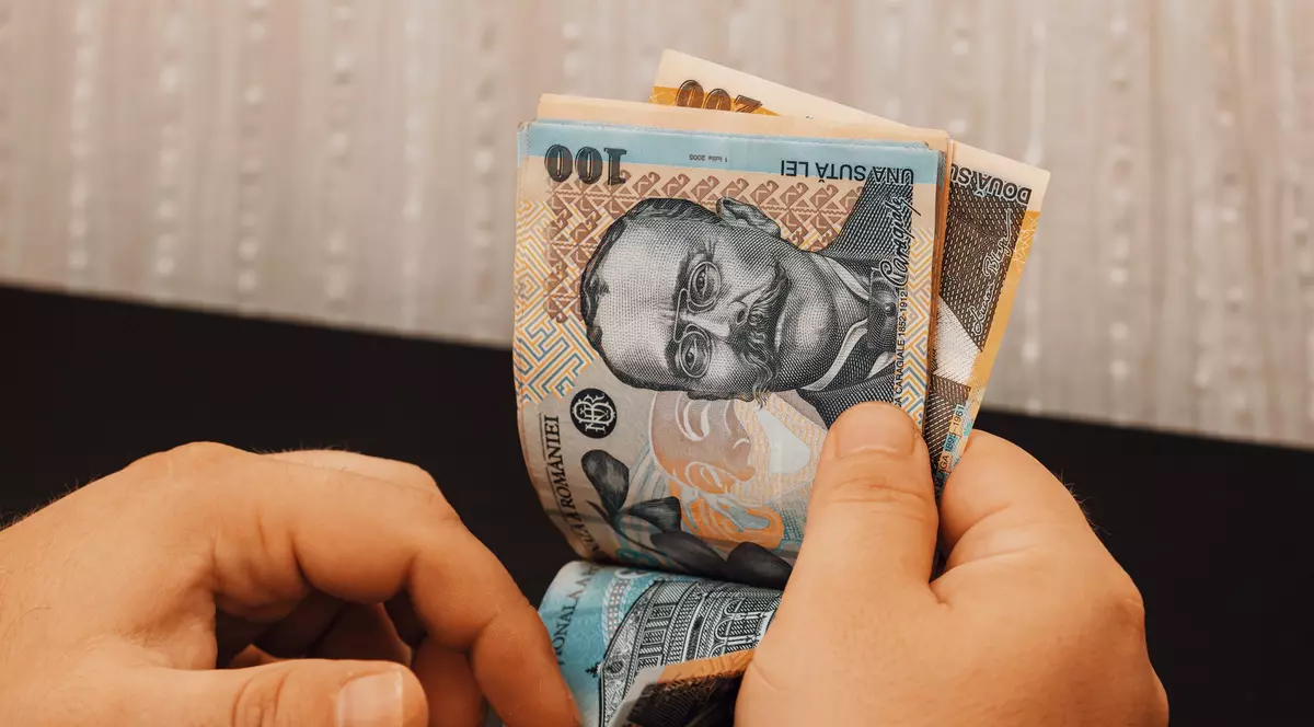 O femeie s-a prezentat la Poliție recunoscând că a sustras 4.000 de lei din fanta unui bancomat din Brașov, după ce fotografia sa a fost făcută publică