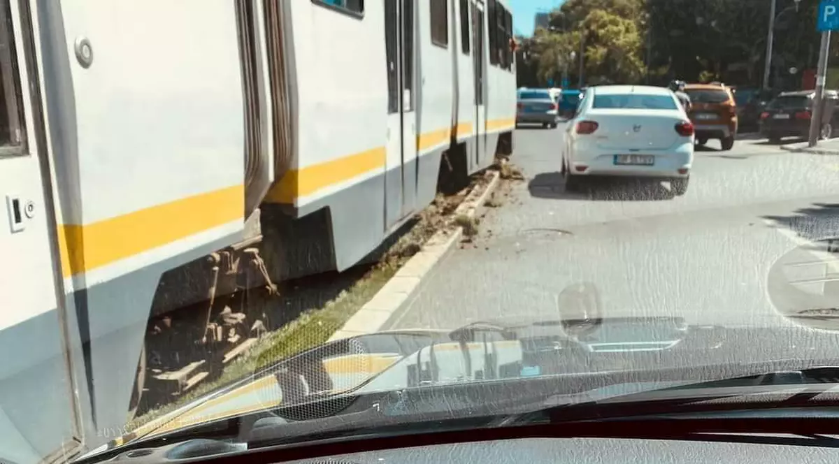 Tramvai deraiat pe șoseaua Alexandriei din București. Linia 32 este blocată