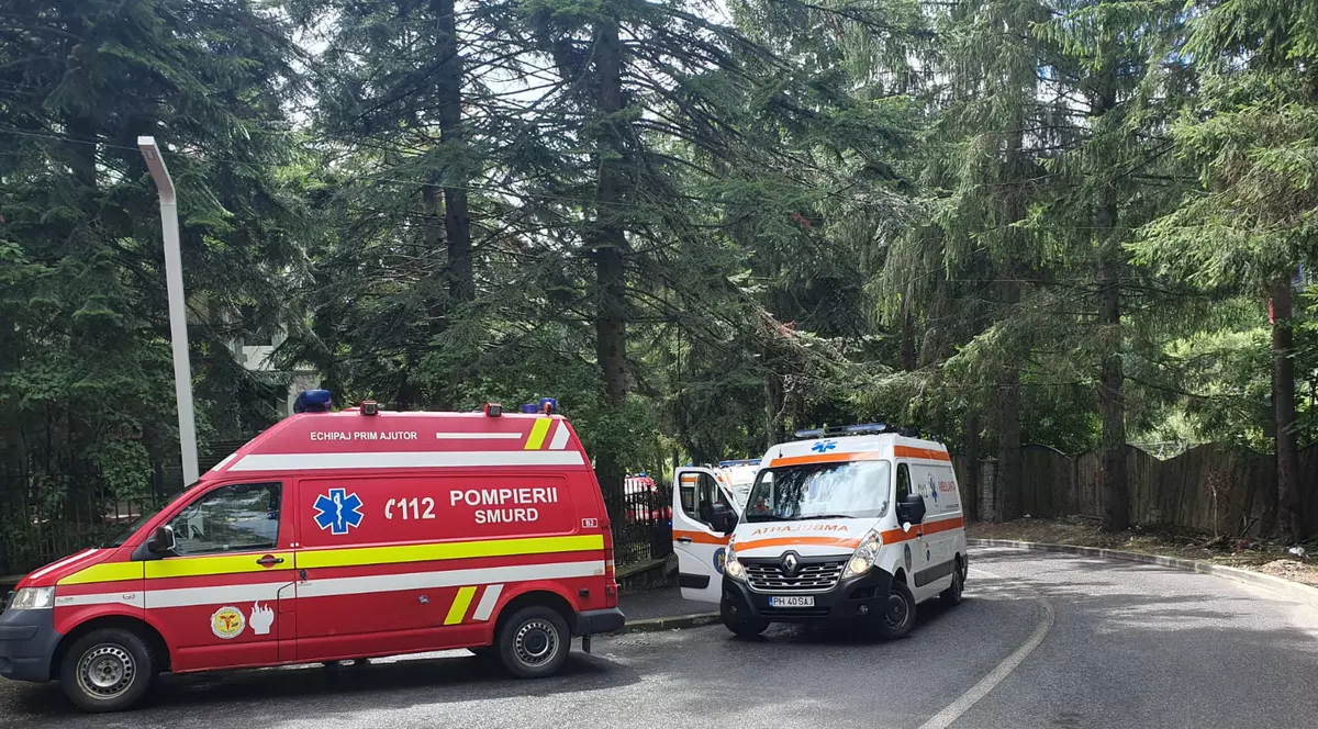 Mai mulți elevi și un adult, turiști în Sinaia, luați de la cazare cu ambulanțele, după ce au mâncat la un fast-food