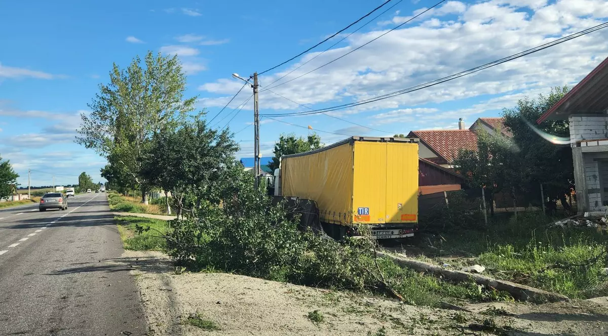 Un șofer a derapat și a intrat cu TIR-ul în curtea unei case, pe „drumul crucilor”, la Sascut, în Bacău