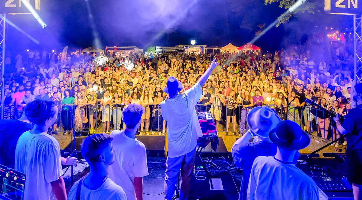 Se râde pe stradă, la piață, la cârciumă. Cum am ajuns să descopăr optimismul locuitorilor din cel mai nordic oraș al României 