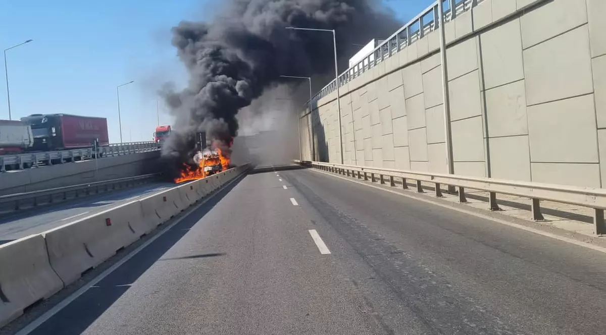 O dubă a luat foc pe Pasajul Domnești. Traficul în zonă a fost restricționat