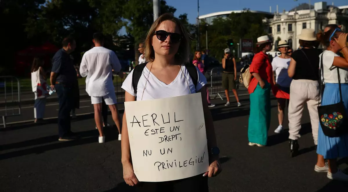 „Sistemul nu ne poate anestezia pe toți”. Protest în Piața Victoriei pentru Alexandra Ivanov, gravida care a murit la Spitalul Botoșani