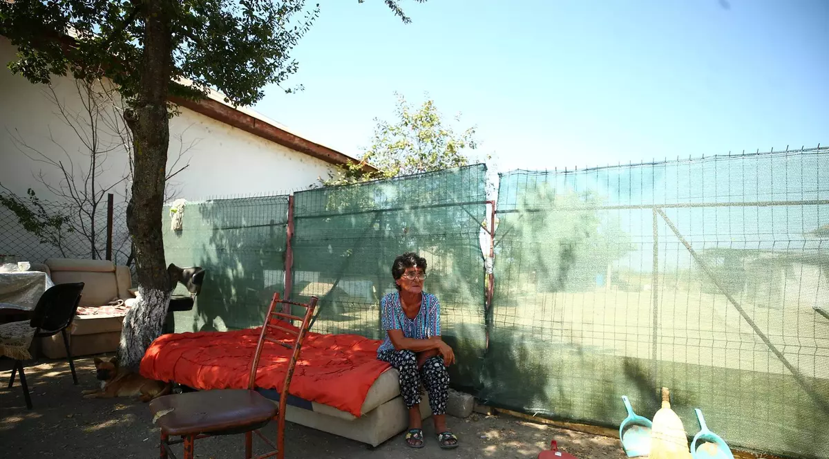 Localnicii din Crevedia, din vecinătatea stației GPL, s-au întors să evalueze pagubele după explozie: „Voi repara casa cu materiale de la gunoaie”