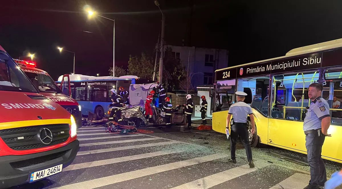 O mașină s-a izbit violent de două autobuze, în Sibiu. Două persoane au rămas încarcerate, una fiind inconștientă