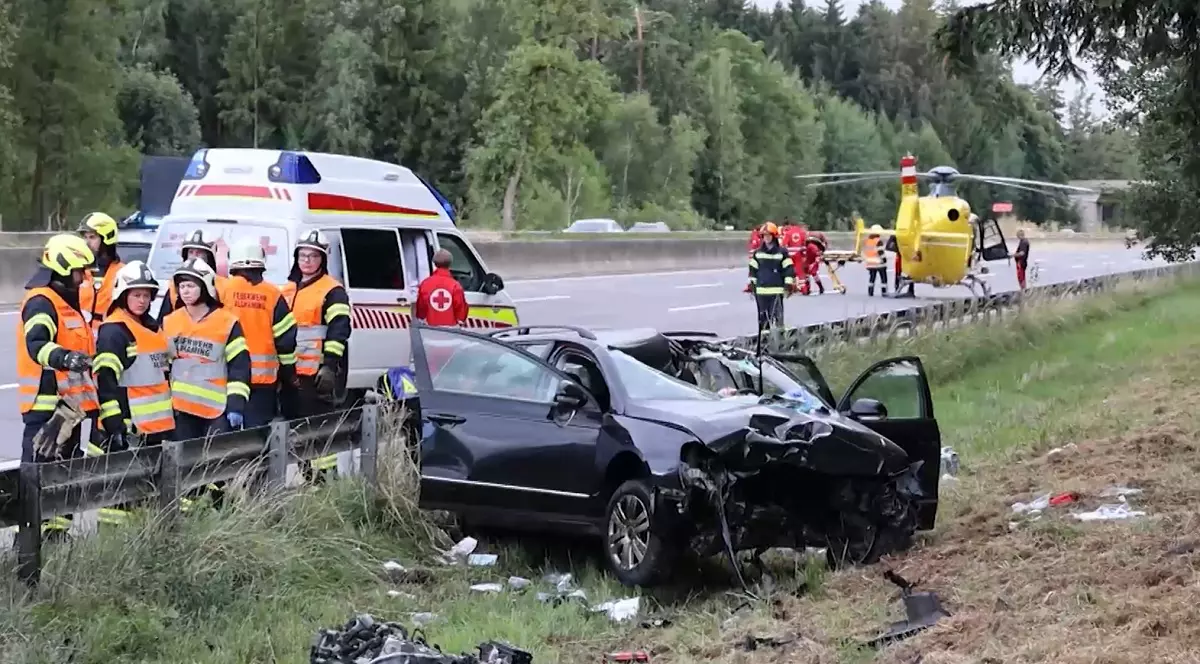 Un șofer român de 18 ani e pe moarte, după ce o roată desprinsă de la alt vehicul a zburat și i-a căzut pe mașină, pe o autostradă din Austria