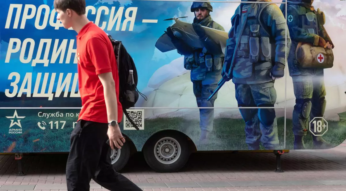 „Tu nu ești bărbat?”. Cum își presează Rusia cetățenii să se înroleze pentru a lupta pe frontul din Ucraina