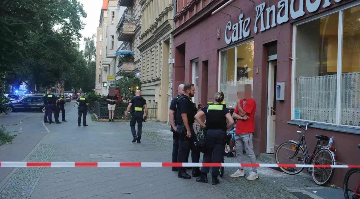 41 de bărbați români și turci l-au bătut pe antrenorul de fotbal care a exclus dintr-o echipă din Berlin un adolescent de 18 ani