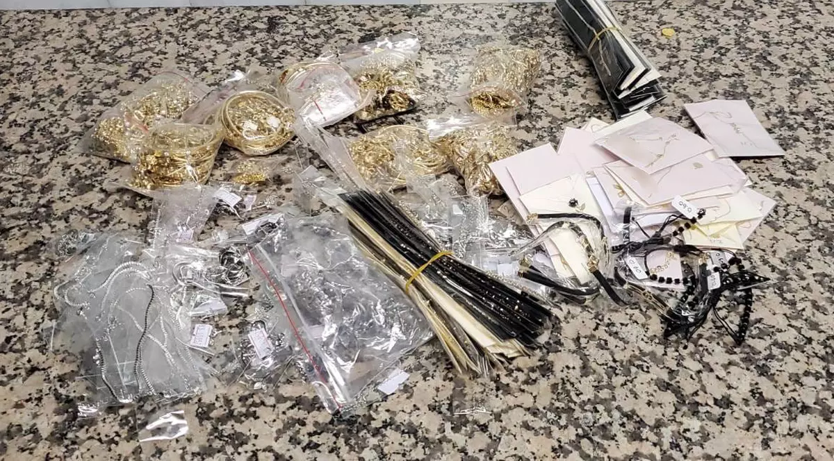 Bijuterii ascunse în pungi de cereale, descoperite de polițiștii de frontieră pe Aeroportul Otopeni