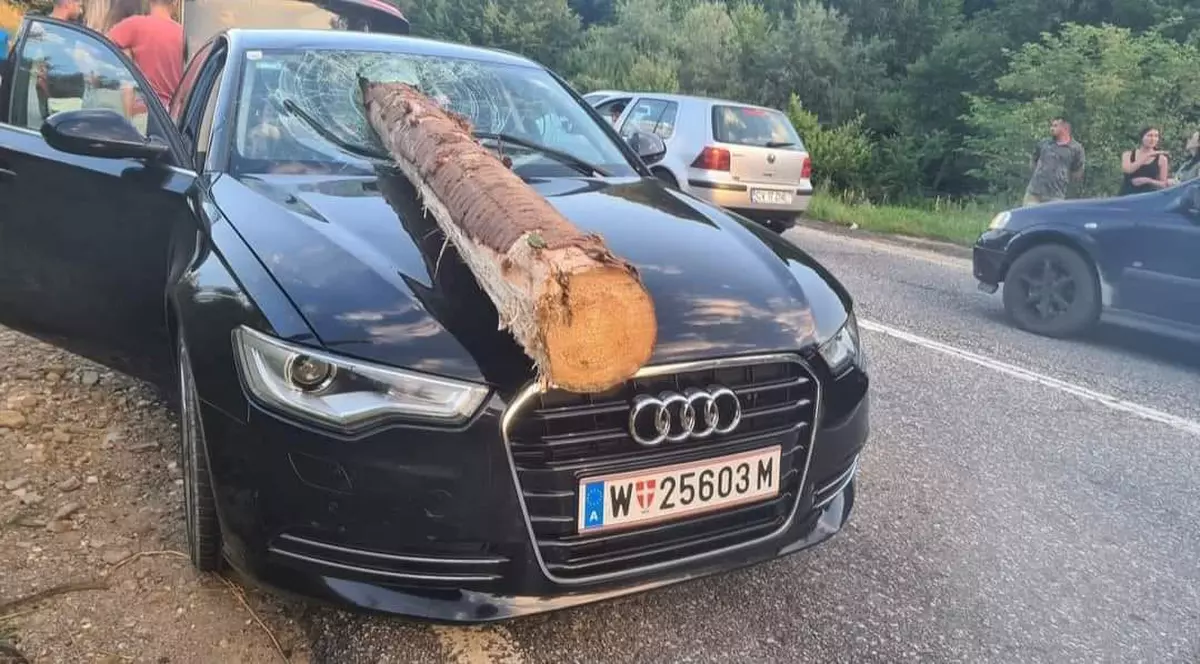 Un buștean a zburat dintr-un camion cu lemne și a trecut prin parbrizul unei mașini, pe DN 10, la Teliu, în Brașov