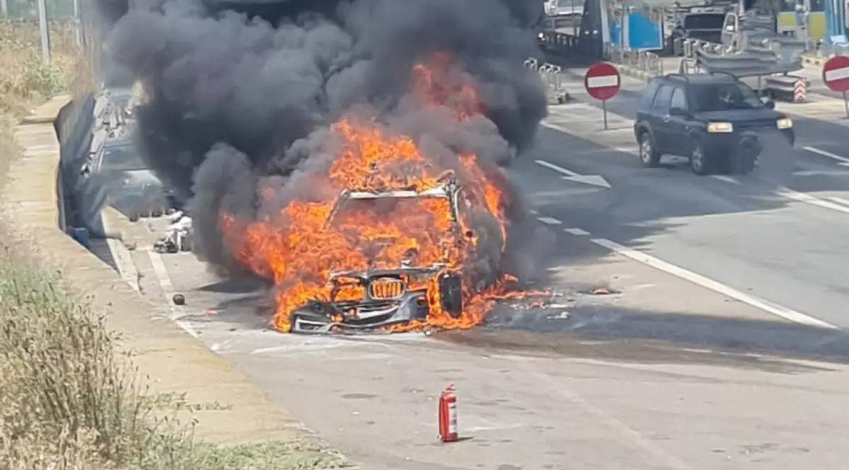 O mașină a ars complet la stația de taxare de la Fetești