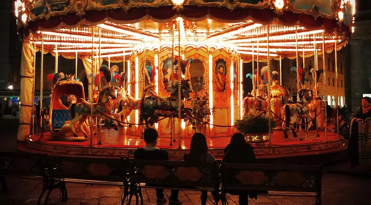 O fată de 11 ani, rănită după ce caruselul în care se dădea a cedat și s-a răsturnat. Polițiștii au deschis un dosar penal