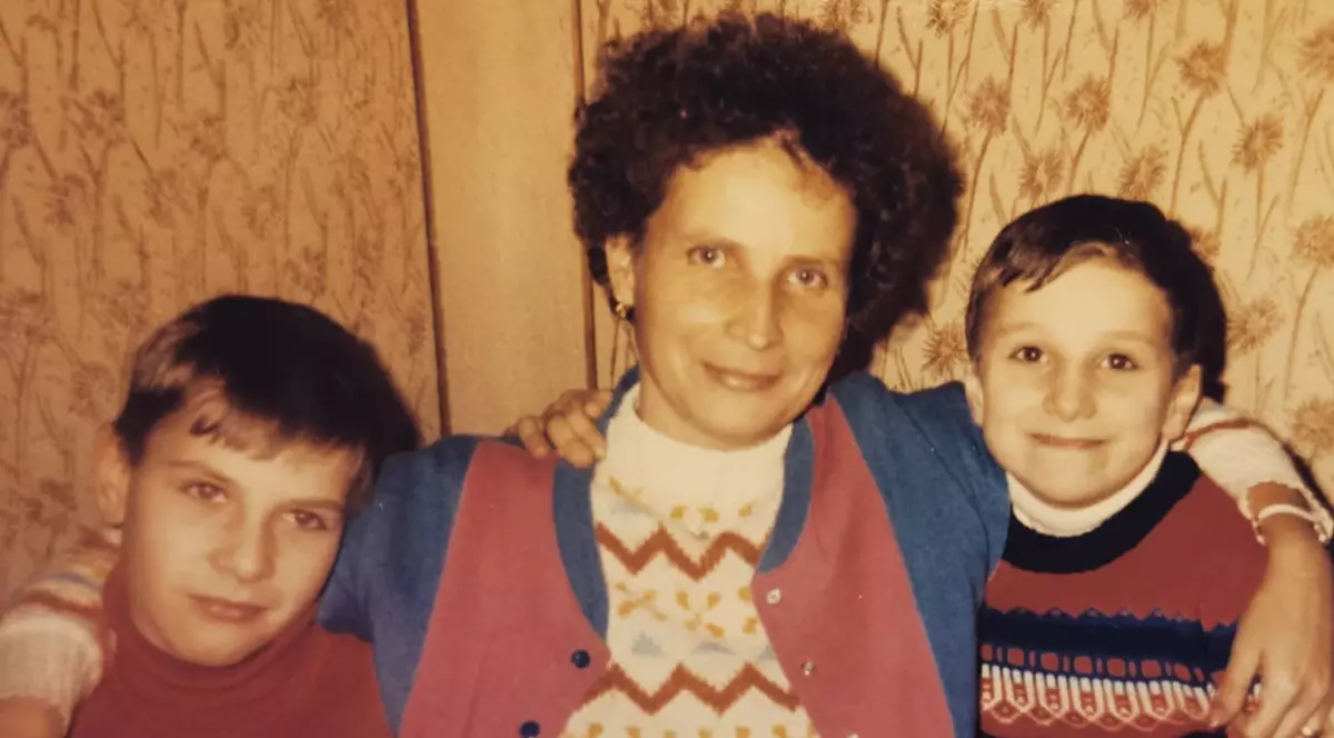 Imagine rară cu Dani Oțil, fratele lui și mama lor. „De câte mai ai timp?”