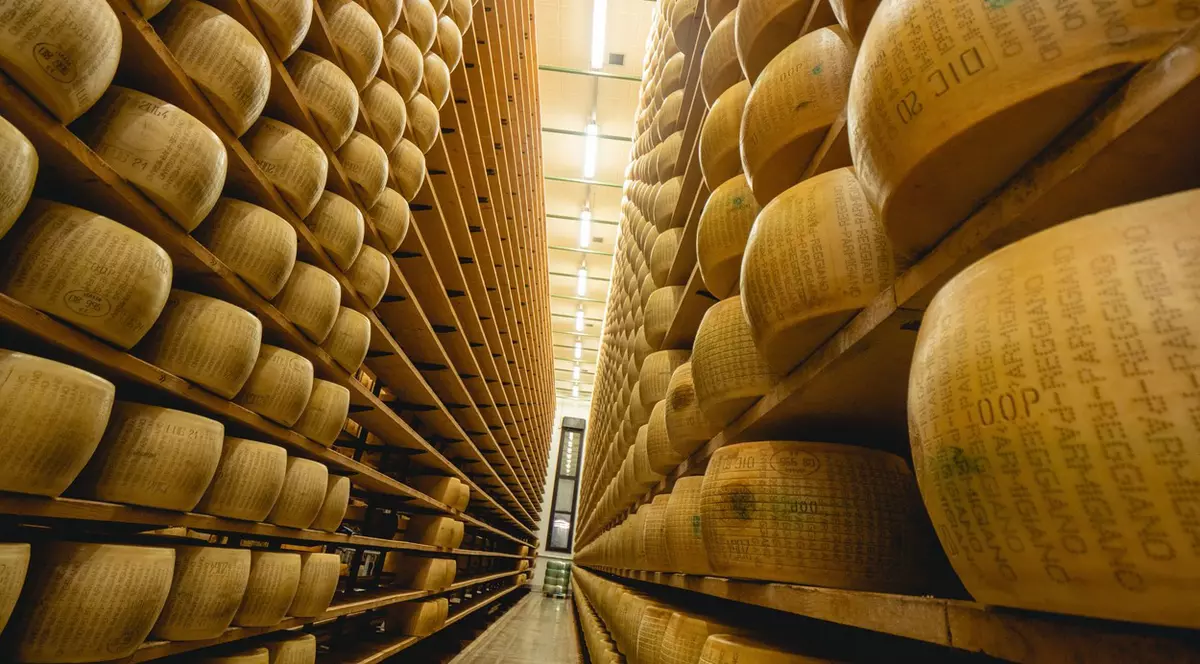 Un italian a murit strivit de roțile de brânză din depozitul său. Fiecare roată are 40 de kilograme