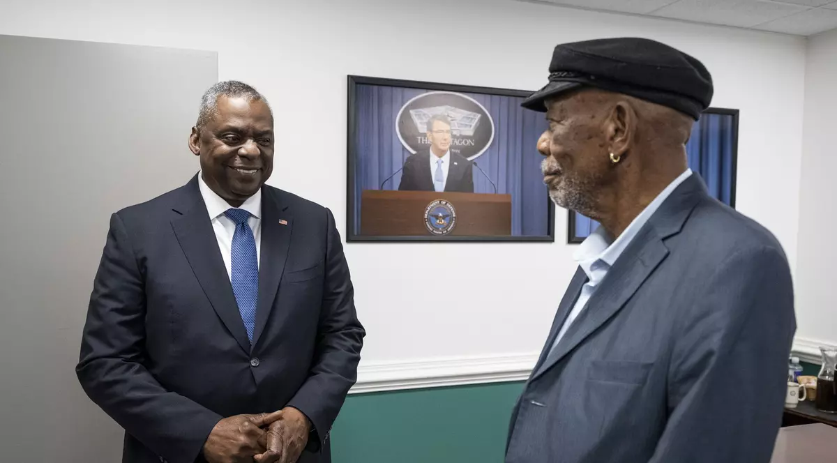 Morgan Freeman, în vizită la Pentagon. Ce a discutat actorul cu secretarul american al Apărării
