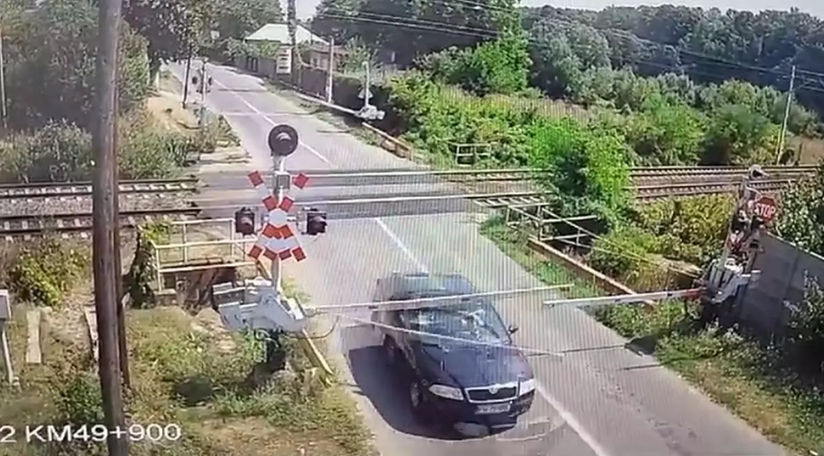 Un șofer a fost filmat cum rupe o barieră de cale ferată din Brazi, într-o zonă în care trenurile circulă cu 140 kilometri/oră