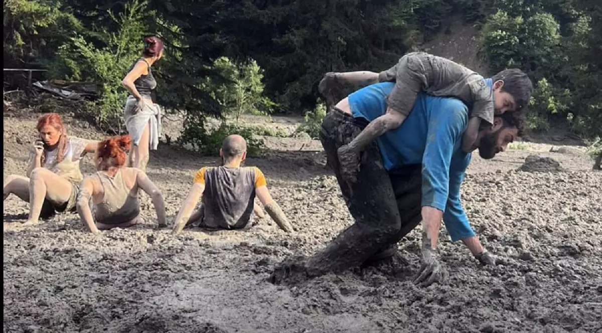 Imagini cutremurătoare surprinse după o alunecare de teren care a ucis 6 oameni, iar 35 sunt de negăsit, într-o stațiune montană din Georgia