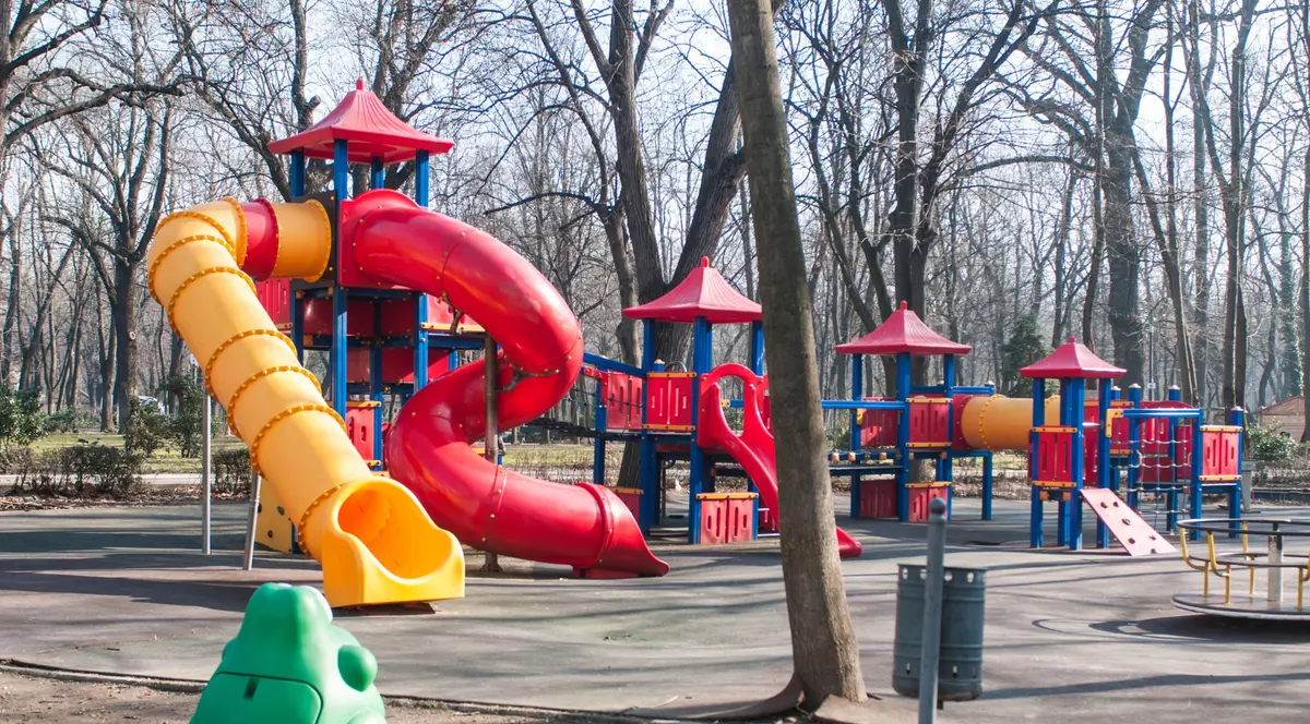 O fetiță s-a electrocutat în timp ce se juca într-un parc din sectorul 6 al Capitalei