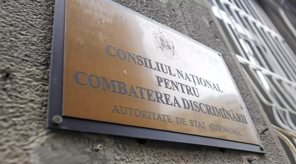 Reclama la pompe funebre cu femei în lenjerie intimă în sicrie, amendată pentru discriminare: „Campania creează o atmosferă degradantă împotriva femeilor”