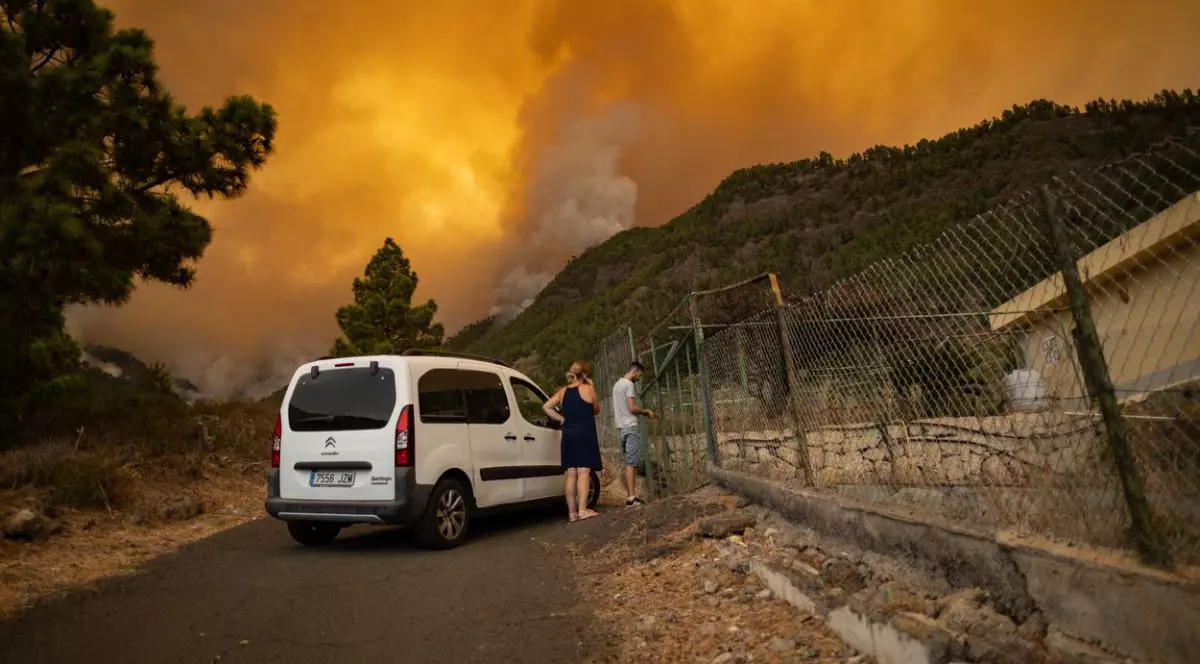 Incendiu de vegetație pe insula Tenerife. Cinci sate au fost evacuate. Focul „este puternic și se află într-o zonă complicată”