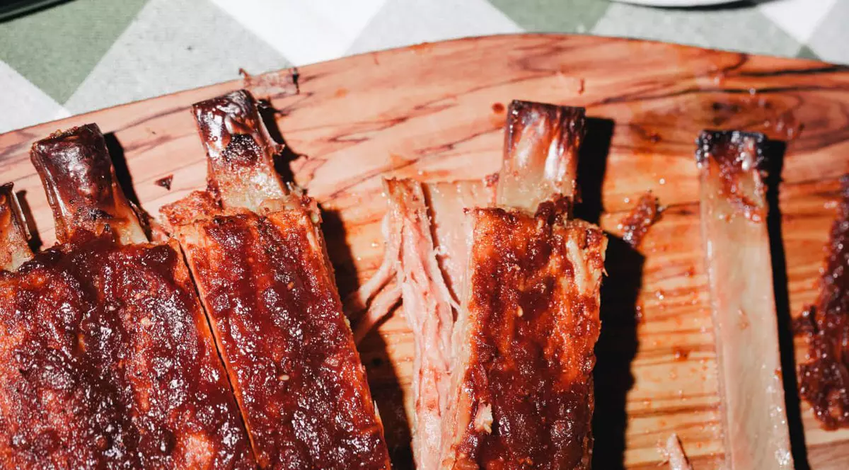 Costițele vegane, cu oase comestibile, vor fi disponibile în restaurante din această lună. „Pentru unii va fi o provocare ideologică”