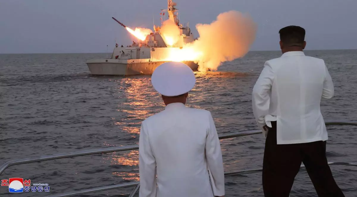 Phenianul publică imagini cu Kim Jong Un care supraveghează un test cu rachete în timp ce Coreea de Sud și SUA încep exerciții militare comune