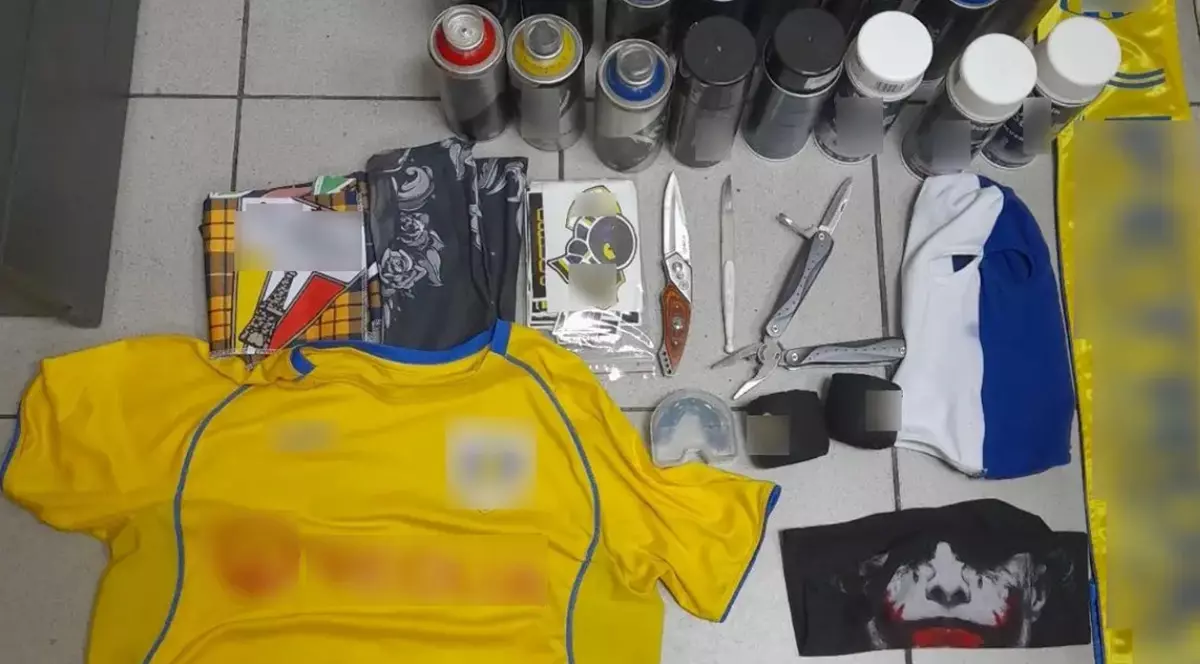 7 ultrași ai Petrolul Ploiești, arestați în Grecia, după ce vameșii au găsit asupra lor cuțite și spray-uri cu vopsea