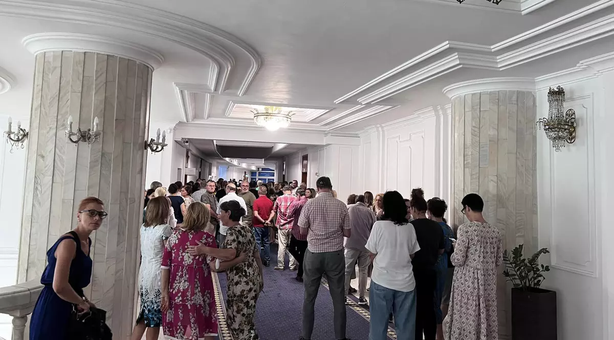 Protest spontan la Ministerul Finanțelor, angajații sunt nemulțumiți că vor pierde tichetele de vacanță și sporuri