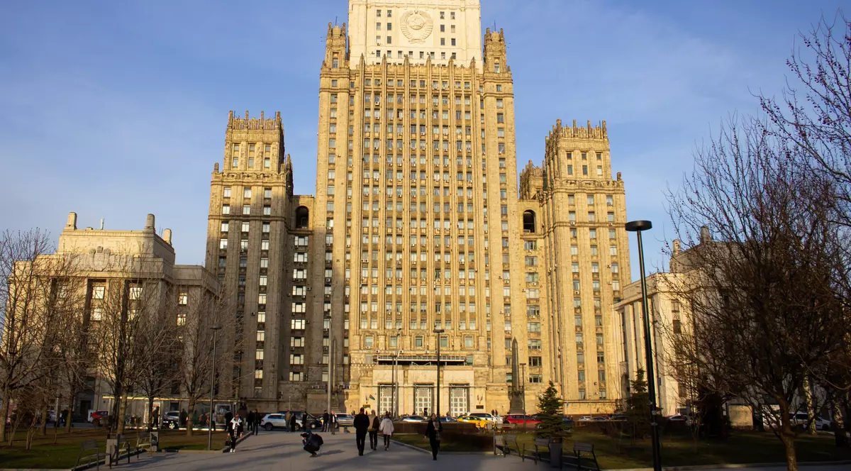 Rusia a introdus cote pentru numărul de diplomați ai României la Moscova, „ca răspuns la limitele impuse ambasadei de la Bucureşti”. Reacția MAE