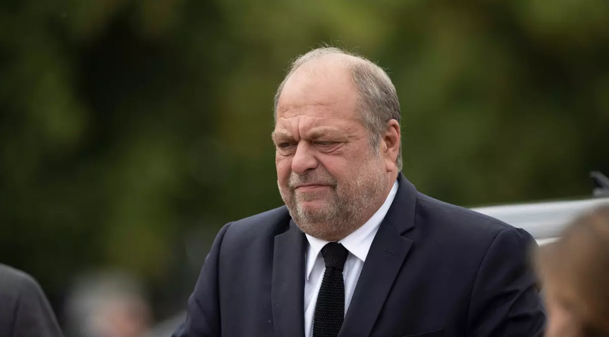 Ministrul francez al justiției, la finalul unei conferințe de presă: „Niciuna dintre jurnalistele care m-au intervievat nu era topless. Nu a fost destul de cald?”