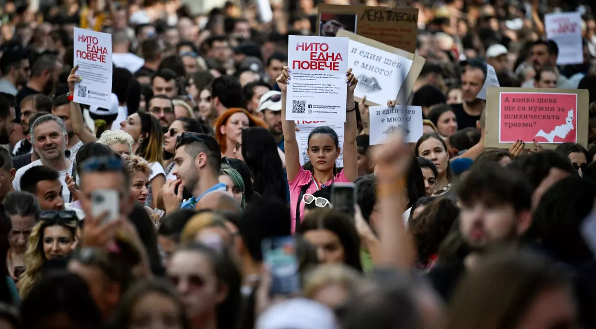 Cazul unei tinere de 18 ani desfigurate de fostul partener a scos în stradă mii de oameni în Bulgaria împotriva violenței asupra femeilor. Revendicările lor, similare cu cele din România