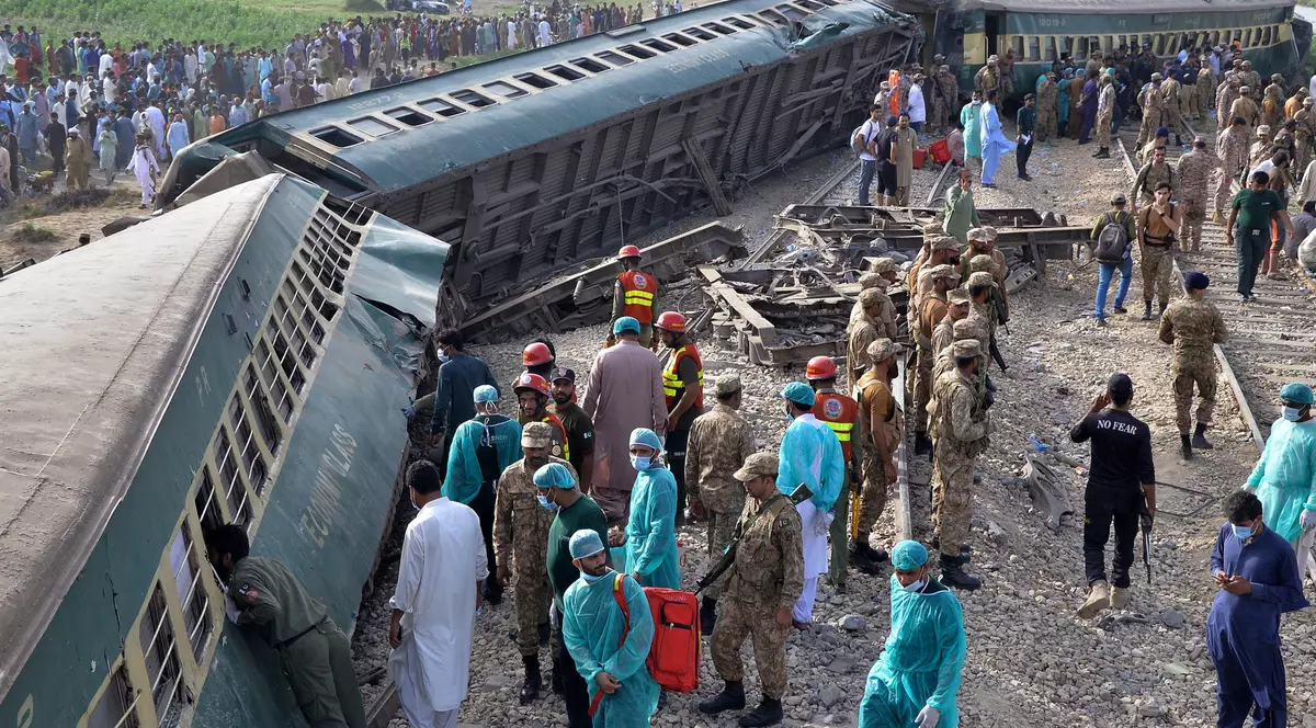 30 de oameni au murit, iar alți 100 au fost răniți, după ce un tren a deraiat în Pakistan. VIDEO