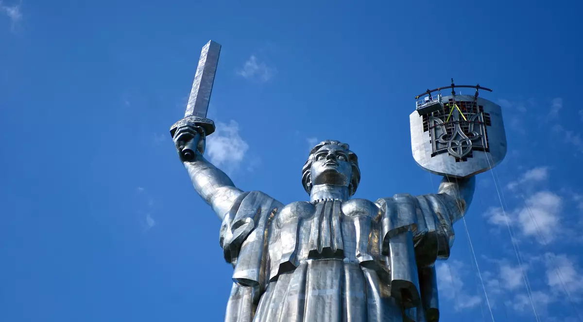 Reacția Moscovei după ce Ucraina a scos secera și ciocanul de pe Monumentul Patriei: „Aceasta e întreaga esență a cyborgilor de la Kiev"