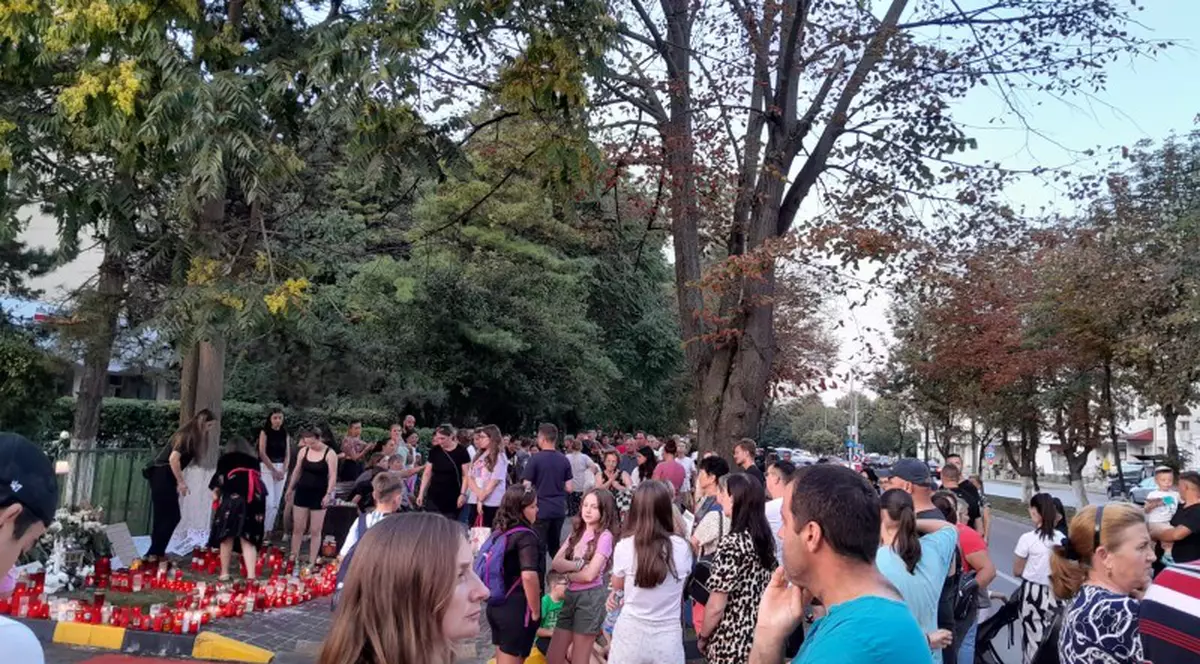 Nou protest cu sute de oameni în faţa maternităţii din Botoșani, după moartea Alexandrei. „Cei vinovați să nu mai profeseze”