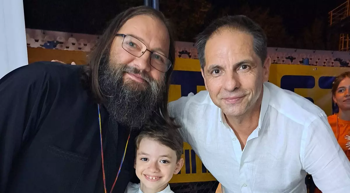 Ce face în vacanță Rareș Prisacariu, câștigătorul „Românii au talent” 2023. Băiețelul a urcat pe scenă alături de Dan Negru