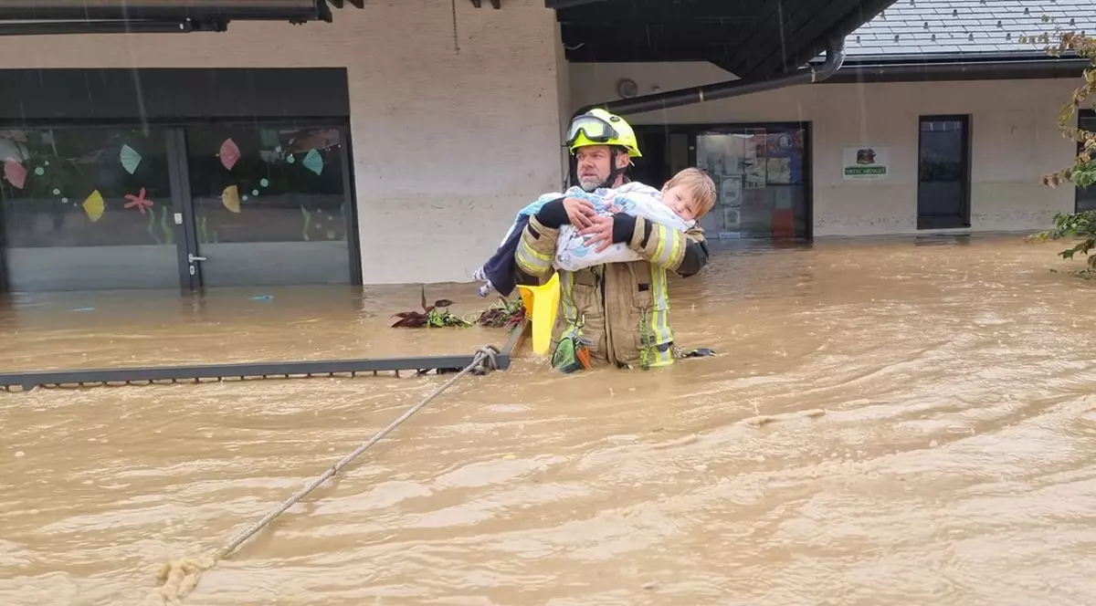 Unul dintre pompierii care au salvat 22 de copii dintr-o grădiniță și-a pierdut casa în timpul inundațiilor, în Slovenia