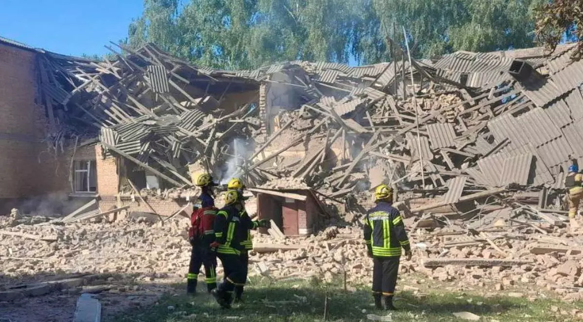 Război în Ucraina, ziua 546 | Școală din regiunea Sumî, distrusă de un bombardament rusesc. Cel puțin patru morți