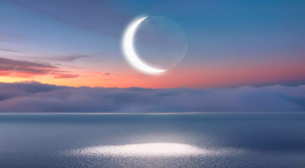 Luna nouă din 16 august. Cum influențează zodiile și ce vești aduce - Imagine cu o lună nouă deasupra unei ape