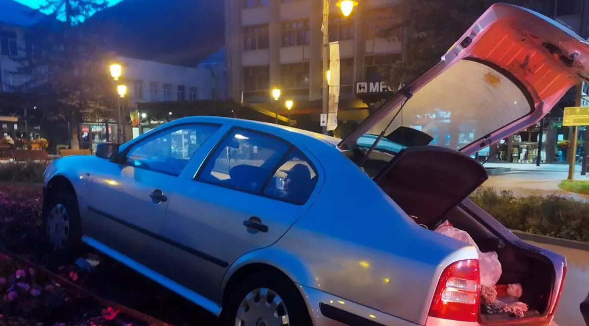 Un șofer de 81 de ani s-a urcat pe un giratoriu din Sinaia: „Eram cu ochii în oglindă și pe animalul din sensul giratoriu”